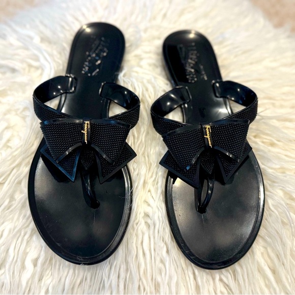 SALVATORE FERRAGAMO Black Bali Signature Bow Rubber Sandals, Size 8 - Picture 1 of 9